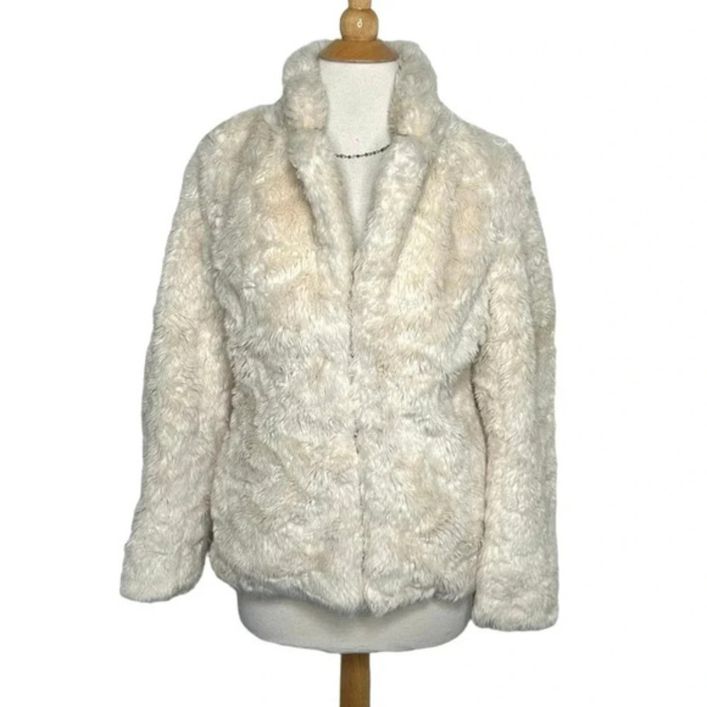 Forever 21 M Chic+ fashionable cream faux fur jacket‎ with pockets